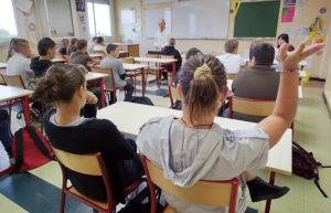 601607-des-eleves-pendant-un-cours-dans-un-college-de-la-region-lilloise